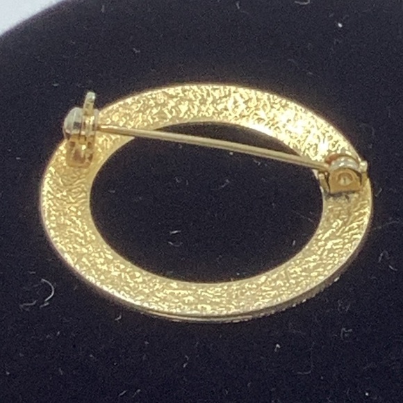 Gold-tone Patterned Circle Pin - Picture 6 of 7